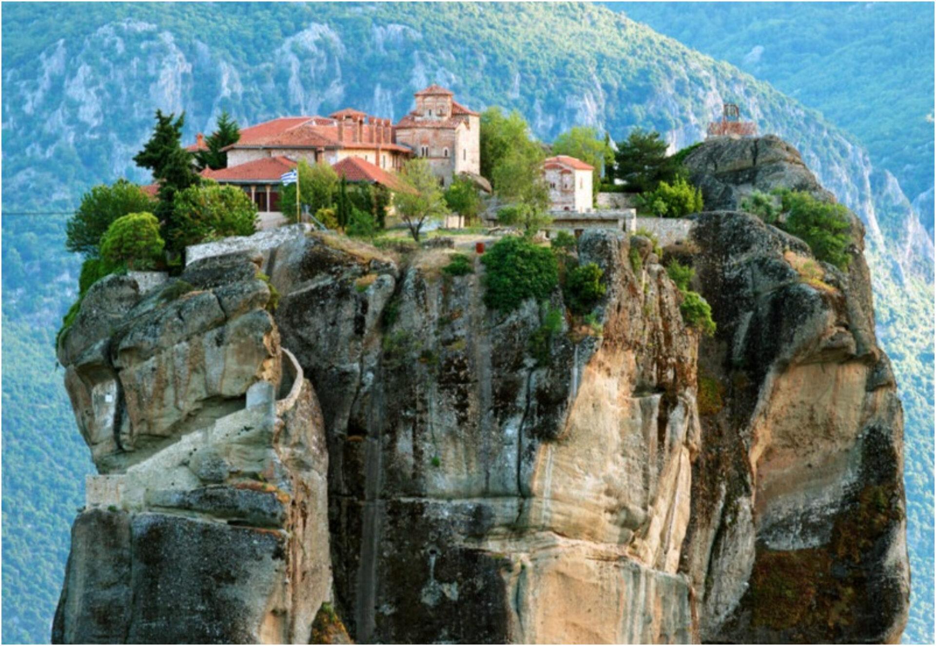 Πάσχα στα Μετέωρα: Η κατανυκτική ατμόσφαιρα και το τελετουργικό στα μοναστήρια είναι μια μοναδική εμπειρία ζωής