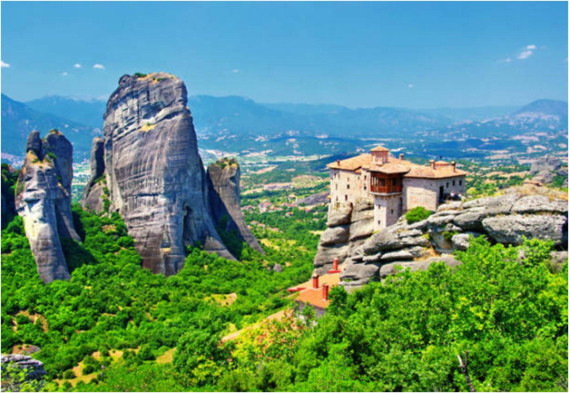 Πάσχα στα Μετέωρα: Η κατανυκτική ατμόσφαιρα και το τελετουργικό στα μοναστήρια είναι μια μοναδική εμπειρία ζωής