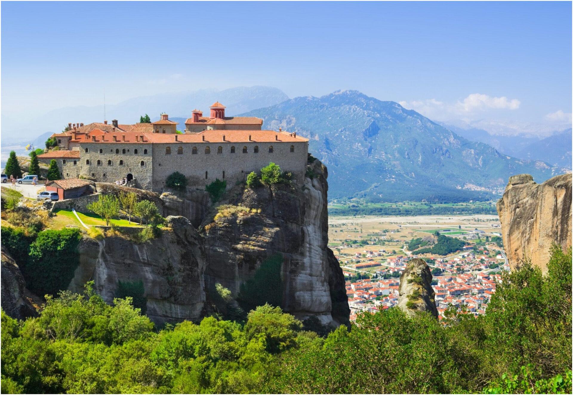 Πάσχα στα Μετέωρα: Η κατανυκτική ατμόσφαιρα και το τελετουργικό στα μοναστήρια είναι μια μοναδική εμπειρία ζωής