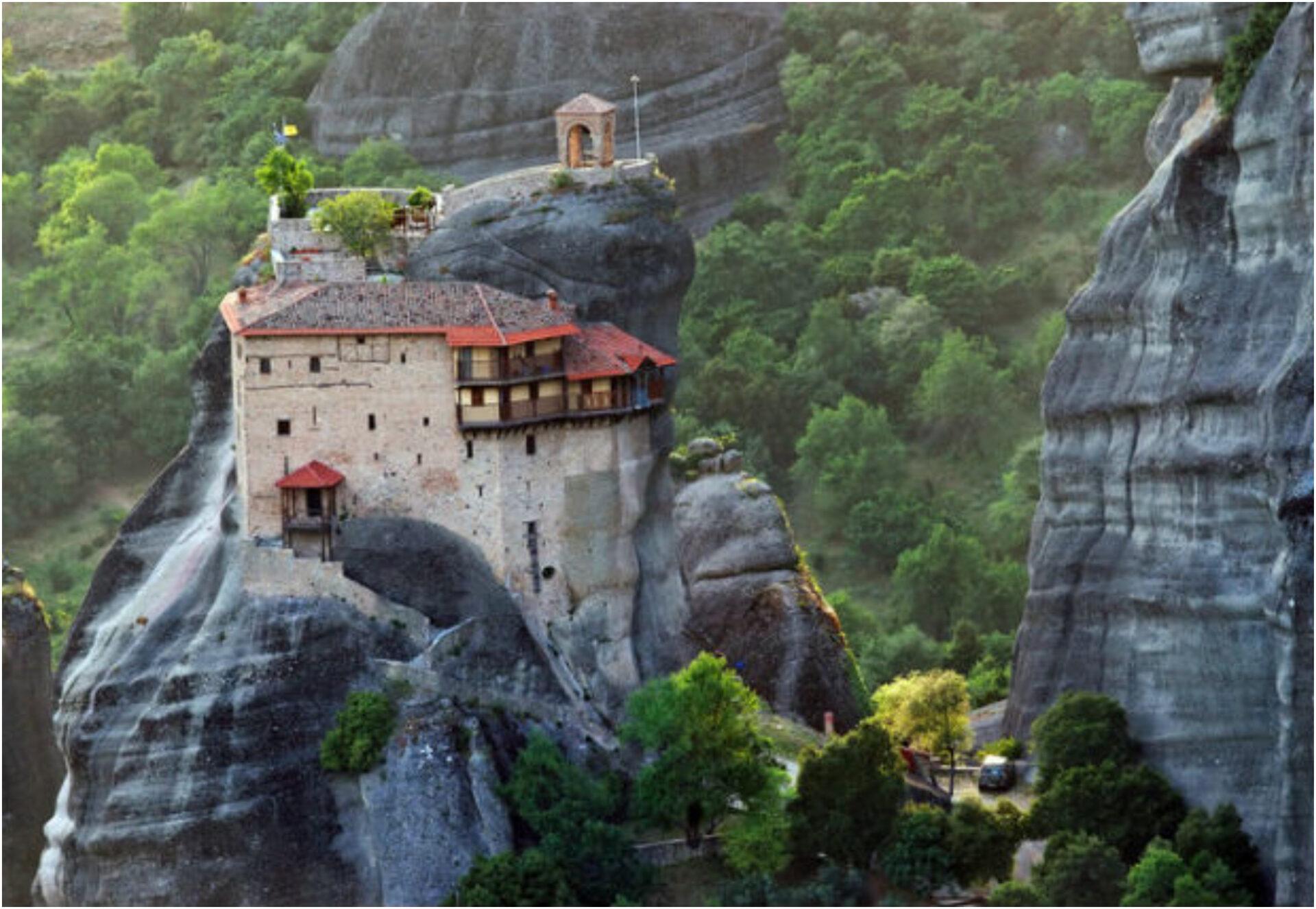Πάσχα στα Μετέωρα: Η κατανυκτική ατμόσφαιρα και το τελετουργικό στα μοναστήρια είναι μια μοναδική εμπειρία ζωής