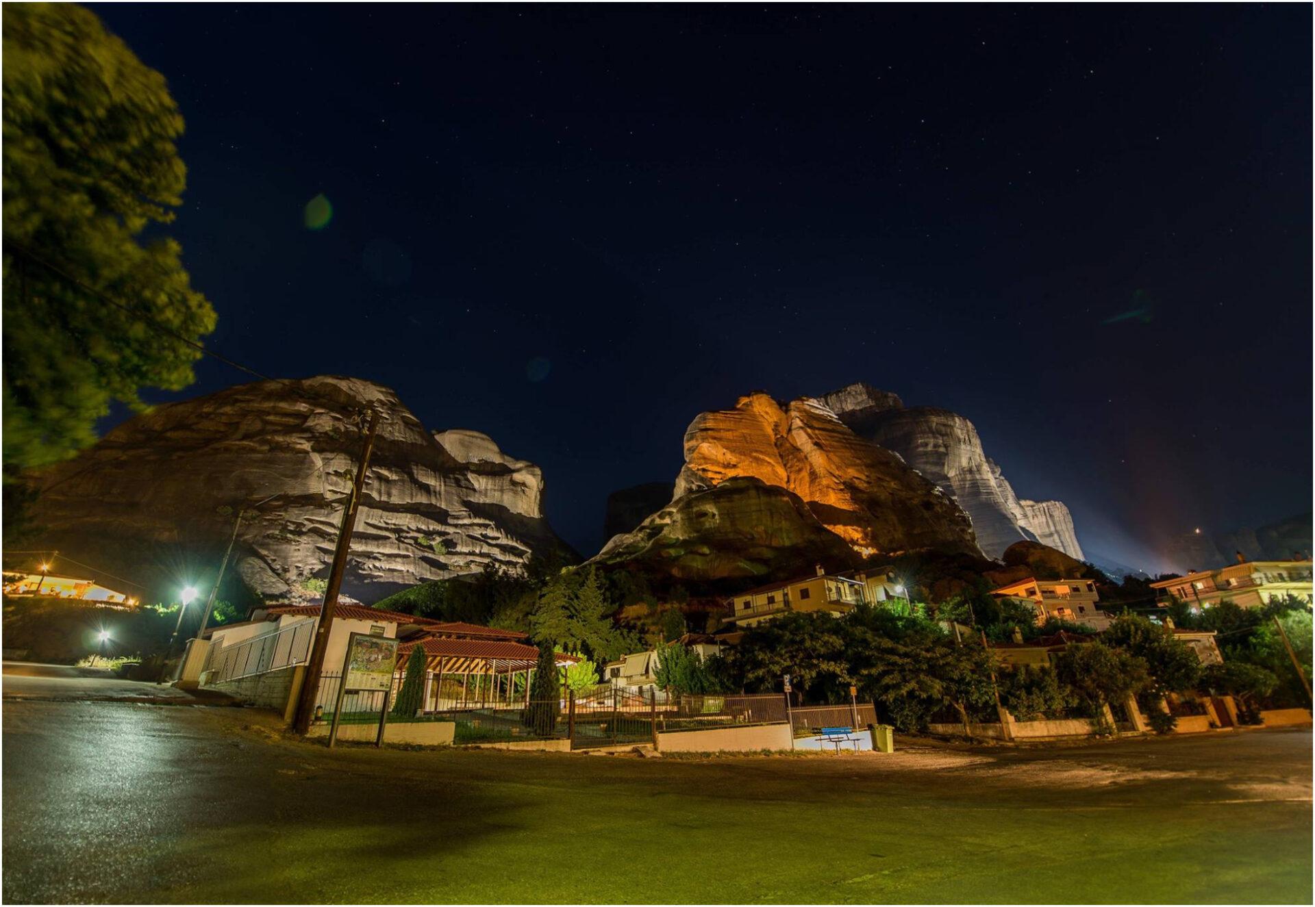 Πάσχα στα Μετέωρα: Η κατανυκτική ατμόσφαιρα και το τελετουργικό στα μοναστήρια είναι μια μοναδική εμπειρία ζωής