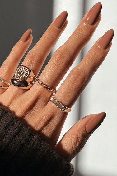 καφέ νύχια-την-Άνοιξη 2024-τάσεις 2024-ιδέες-