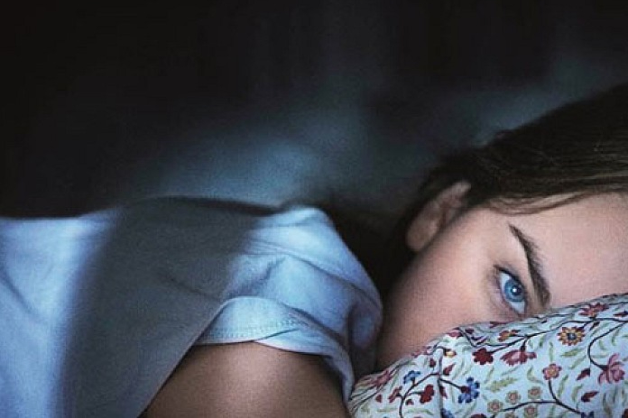 Υπνικός Σπασμός: Γιατί τινάζεστε στον ύπνο και τι σημαίνει για την υγεία σας