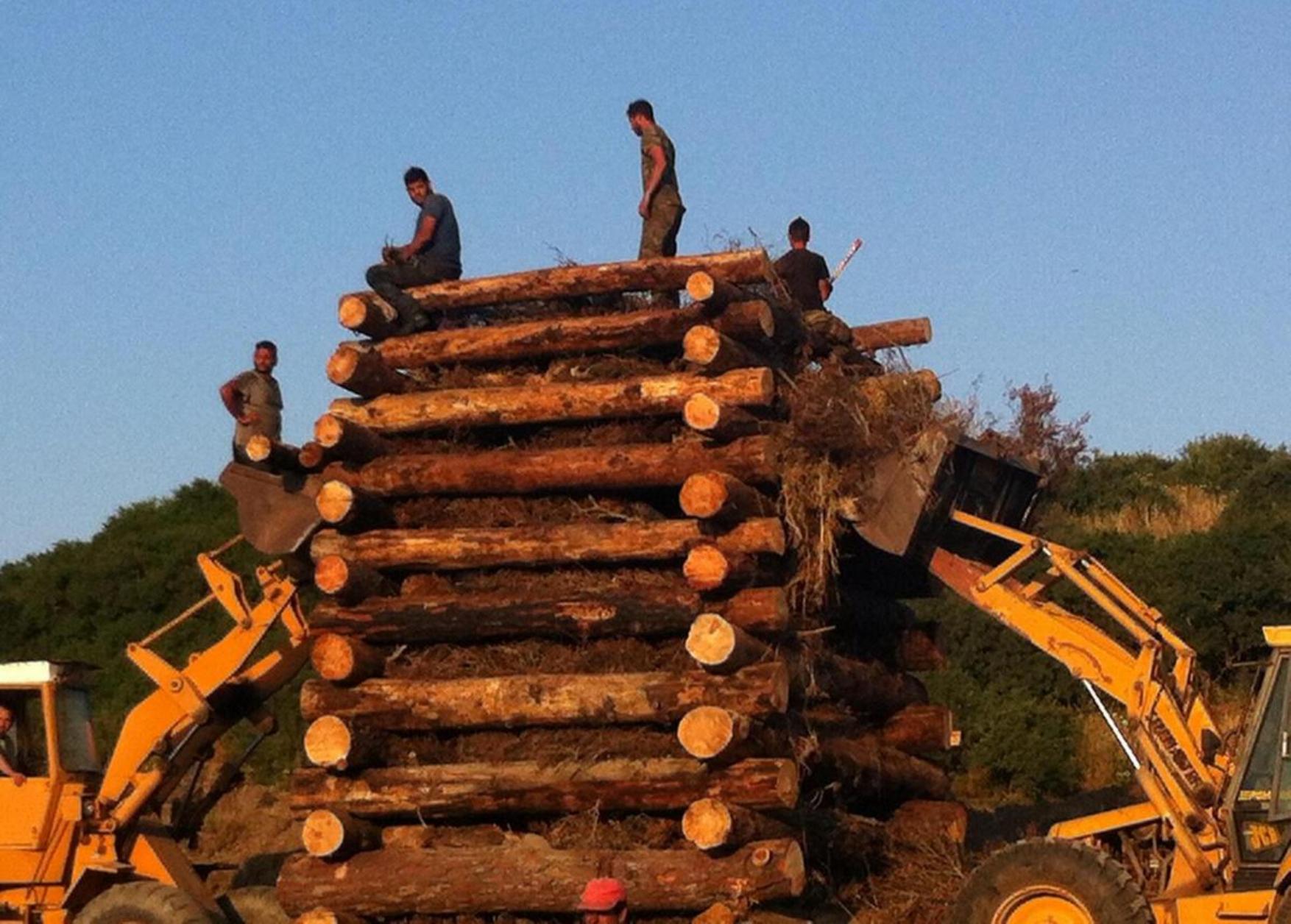 Πάσχα στη Ρόδο: Αναπαράσταση των Παθών του Χριστού και το έθιμο των «Βουρνών» αναβιώνουν στο νησί των ιπποτών