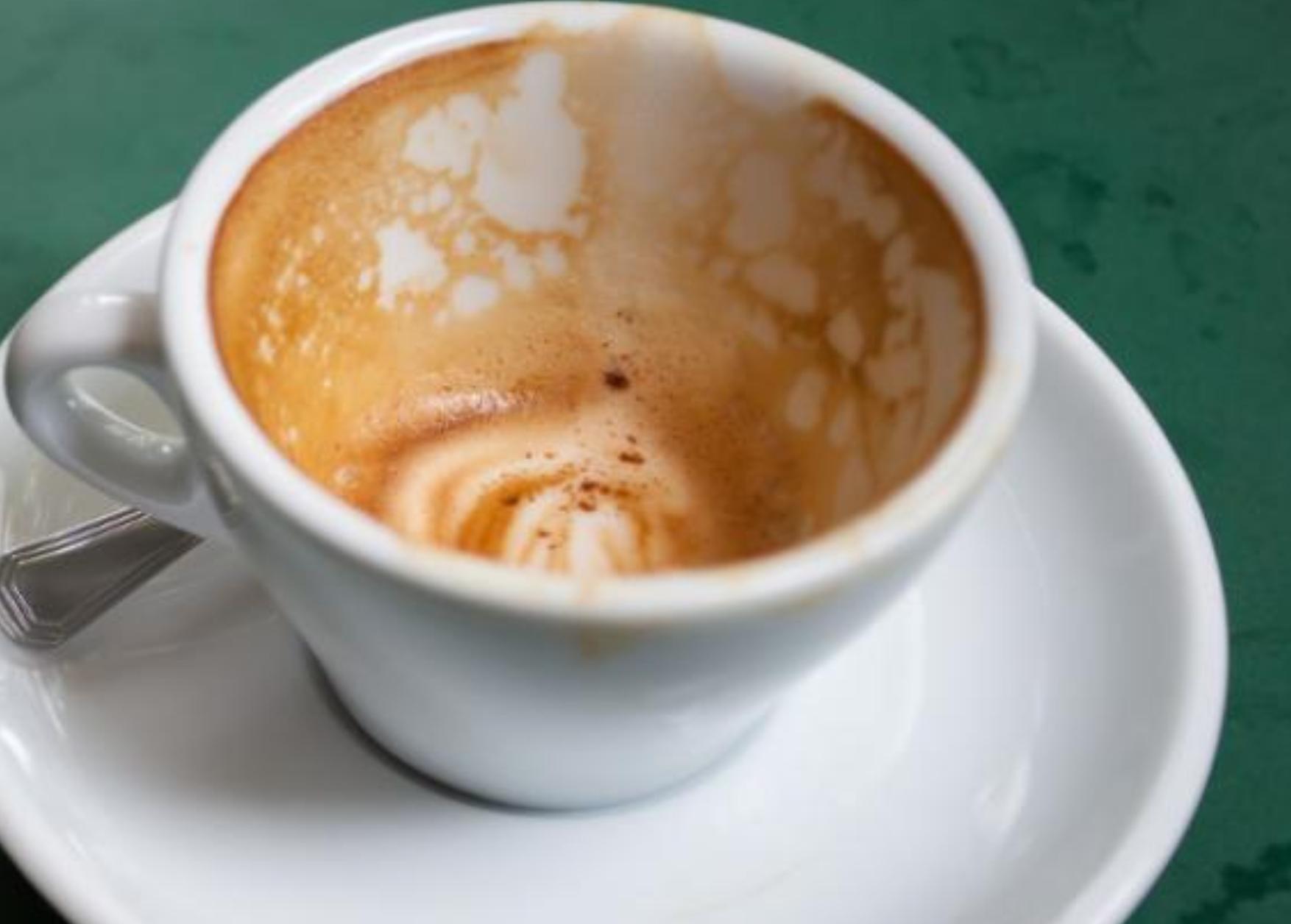 Στίματα και κιτρινίλες στις κούπες από καφέ ή τσάι: Έτσι θα τις κάνετε σαν καινούριες