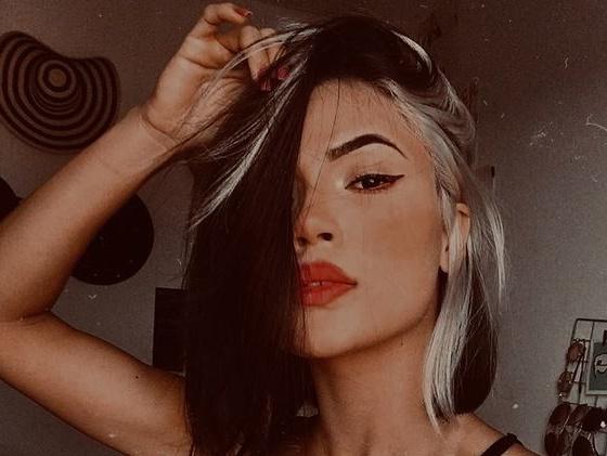 Μαύρα μαλλιά: Οι νέες τάσεις την Άνοιξη 2024