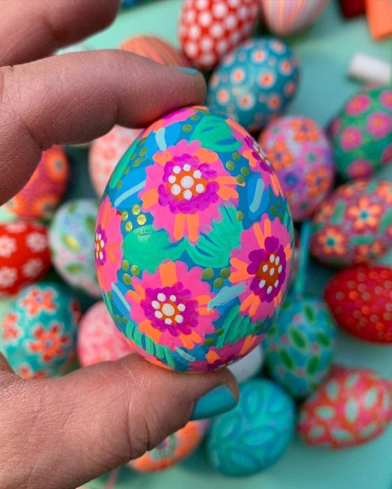 χρωματιστά αυγά-Πάσχα 2024-τάσεις-στη-Πασχαλινή διακόσμηση-και-στα-Πασχαλινά αυγά-ιδέες-