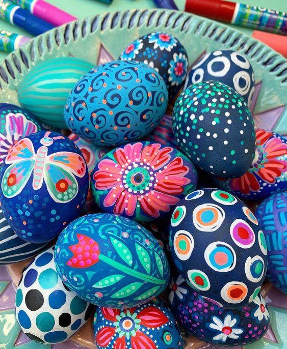 χρωματιστά αυγά-Πάσχα 2024-τάσεις-στη-Πασχαλινή διακόσμηση-και-στα-Πασχαλινά αυγά-ιδέες-