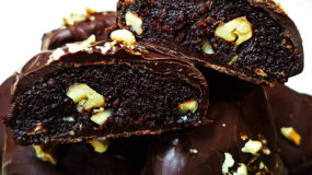 Καριόκες-από-μπαγιάτικο-σοκολατένιο κέικ-συνταγή-