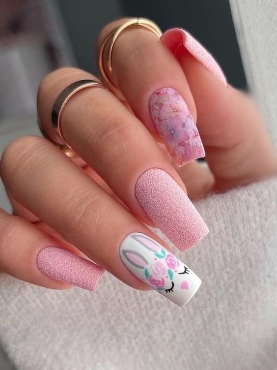 ροζ-νύχια-με-λουλούδια-και-γκλίτερ-ιδέες-