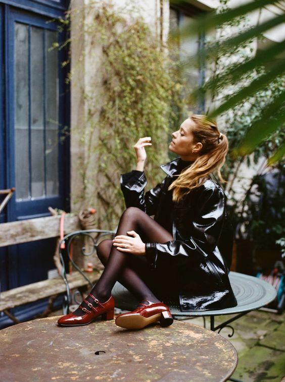 καφέ-Mary Jane-παπούτσια-με-vinyl πανωφόρι-ιδέες-