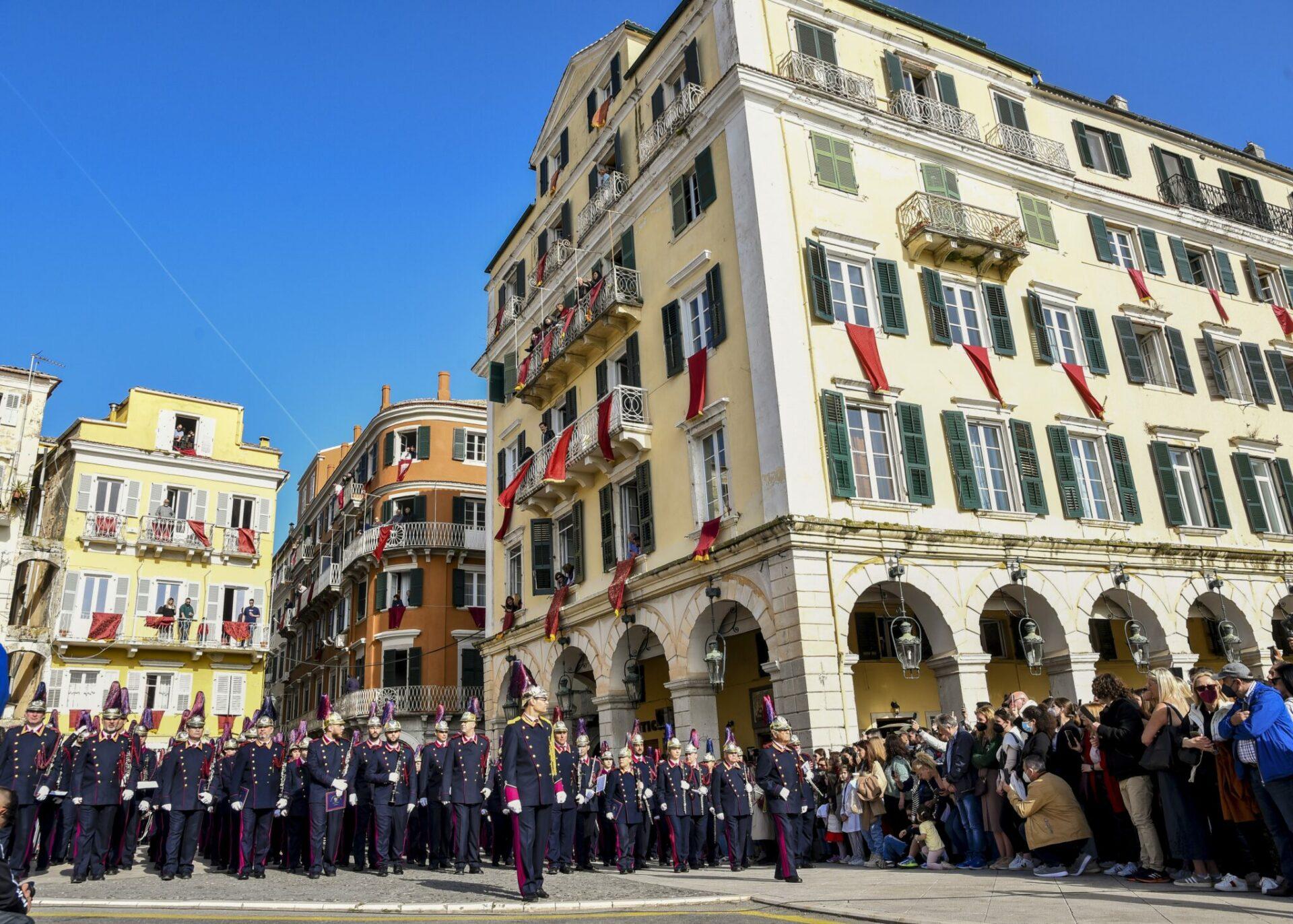 Πάσχα στη Κέρκυρα: Το κοσμοπολίτικο νησί για οικογενειακές διακοπές και το έθιμο των Μπότηδων