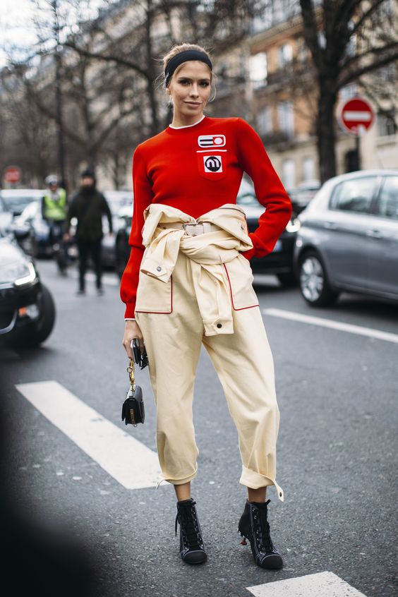 street style-με-κόκκινη μπλούζα-και-μπεζ-παντελόνι-ιδέες-