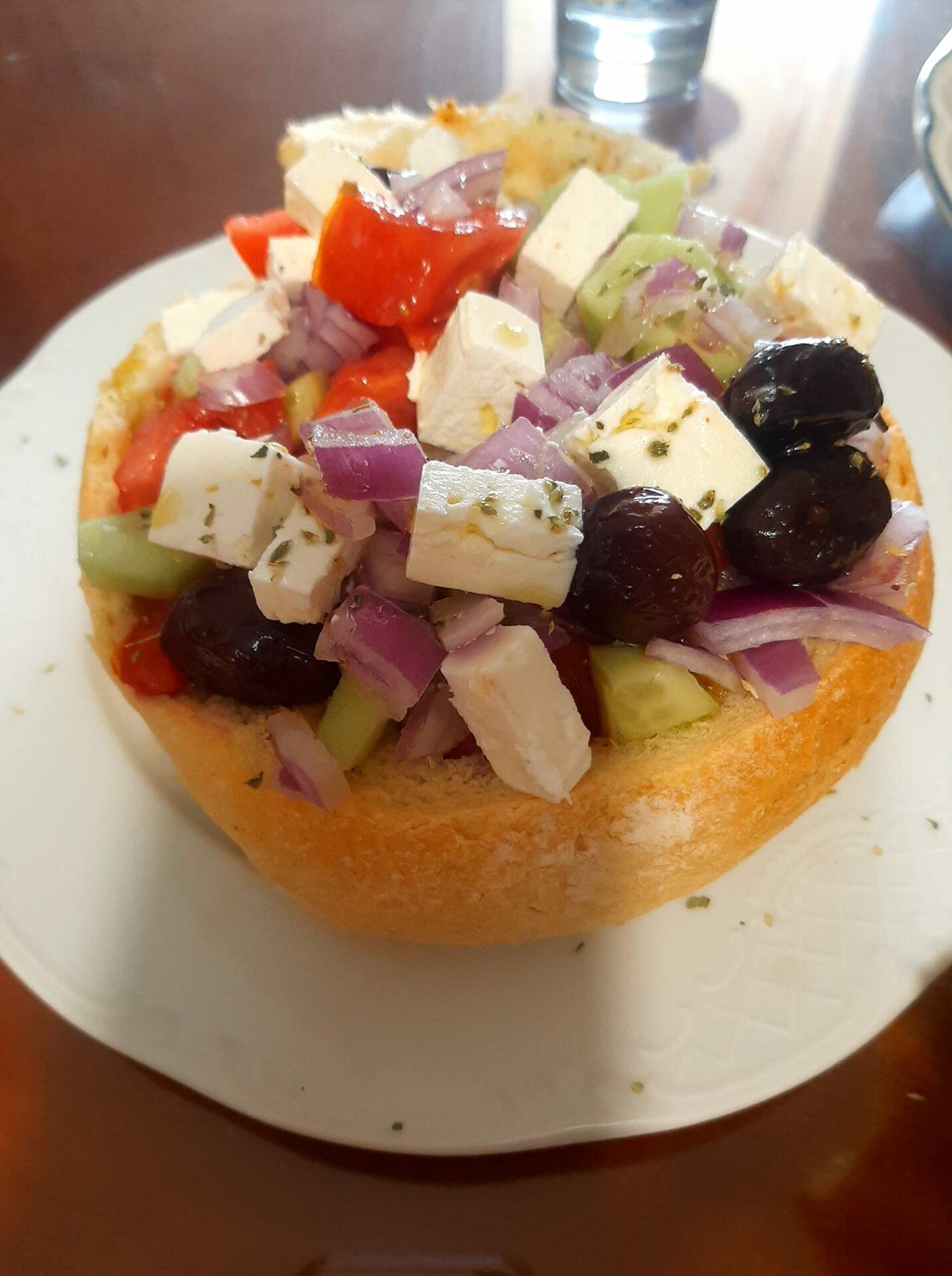 χωριάτικη-σαλάτα-σε-καρβέλι Μανιάτικο-συνταγή-