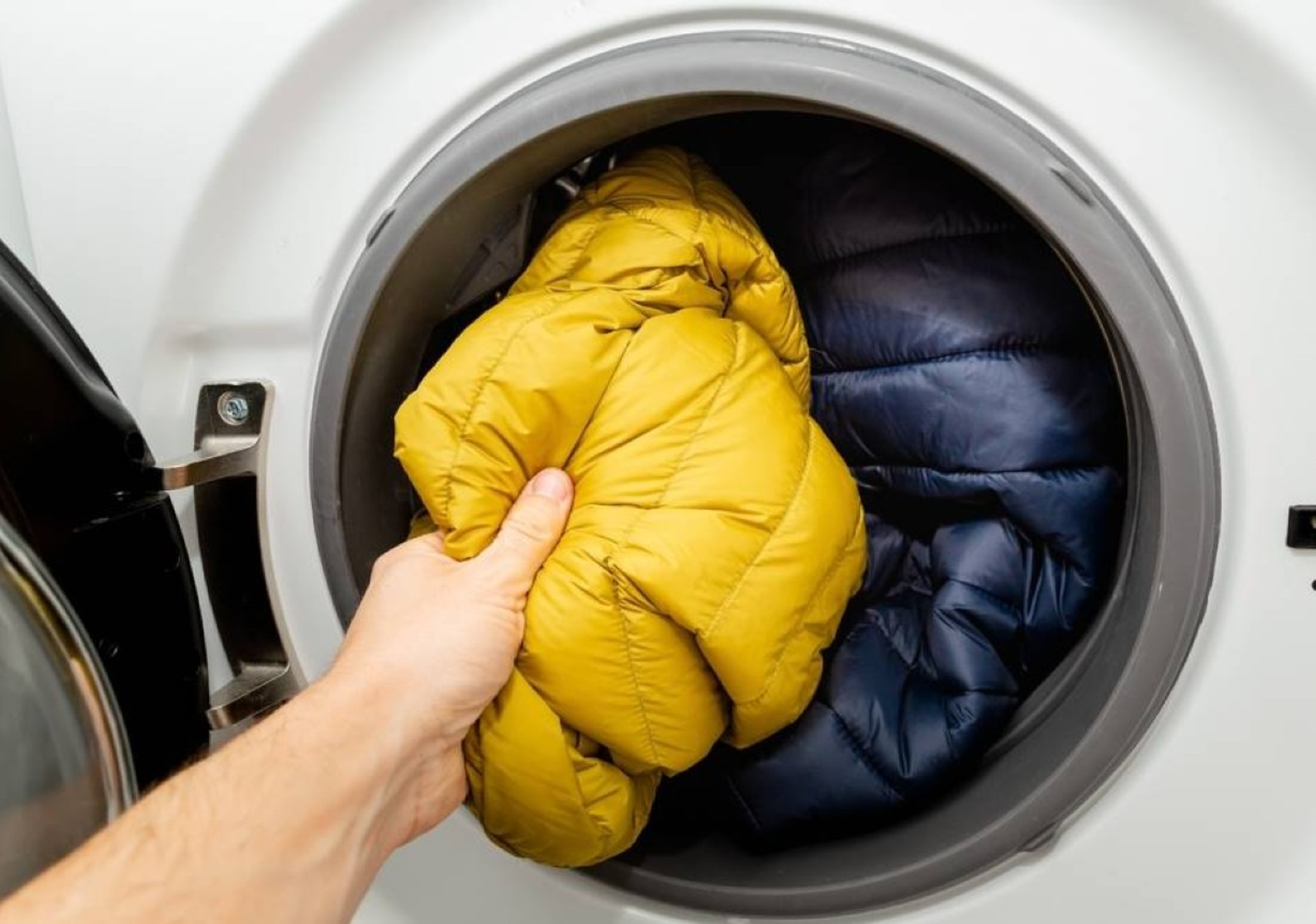 Πώς θα πλύνεις σωστά το puffer jacket σου στο σπίτι χωρίς να το καταστρέψεις