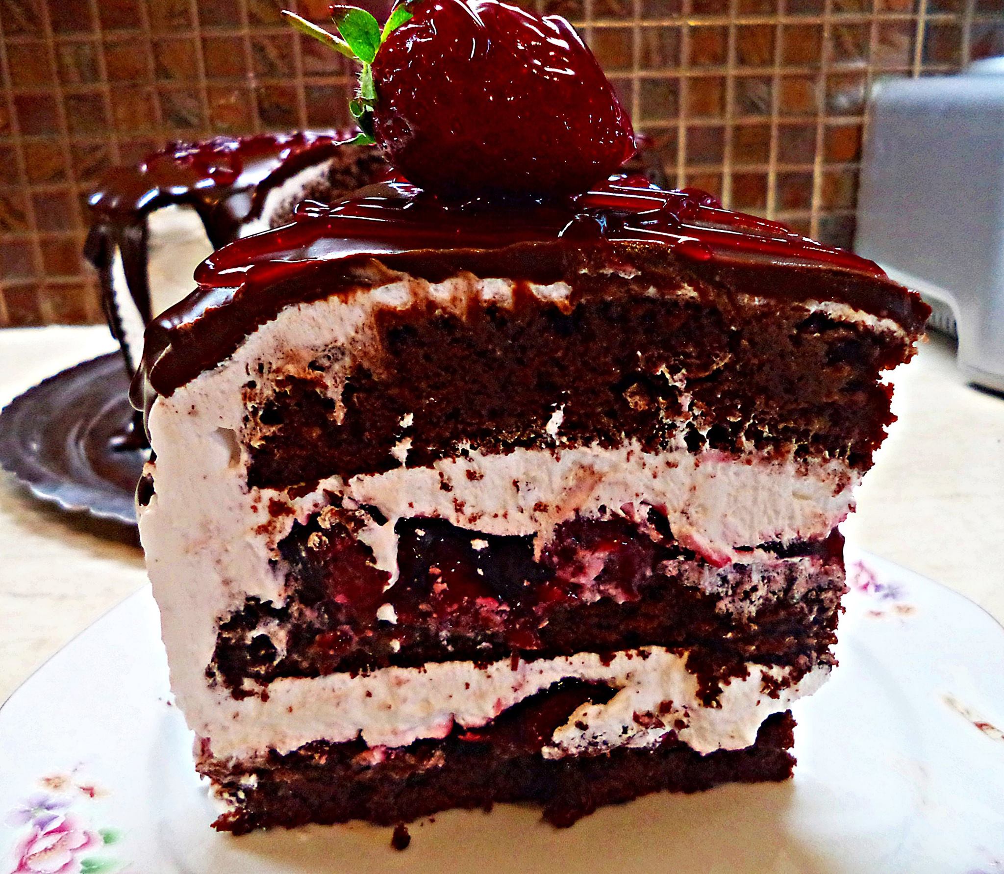 Σοκολατένια-τούρτα-με βύσσινα-και-σαντιγί-συνταγή-
