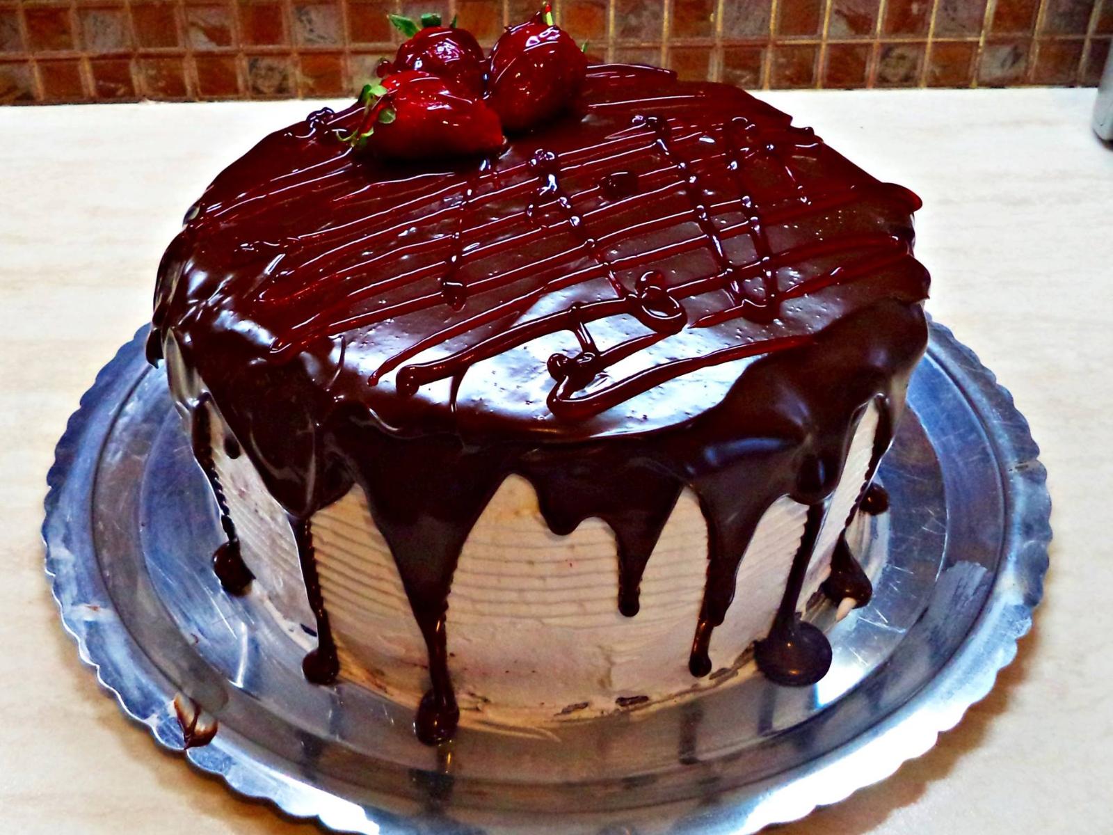 Σοκολατένια-τούρτα-με βύσσινα-και-σαντιγί-συνταγή-