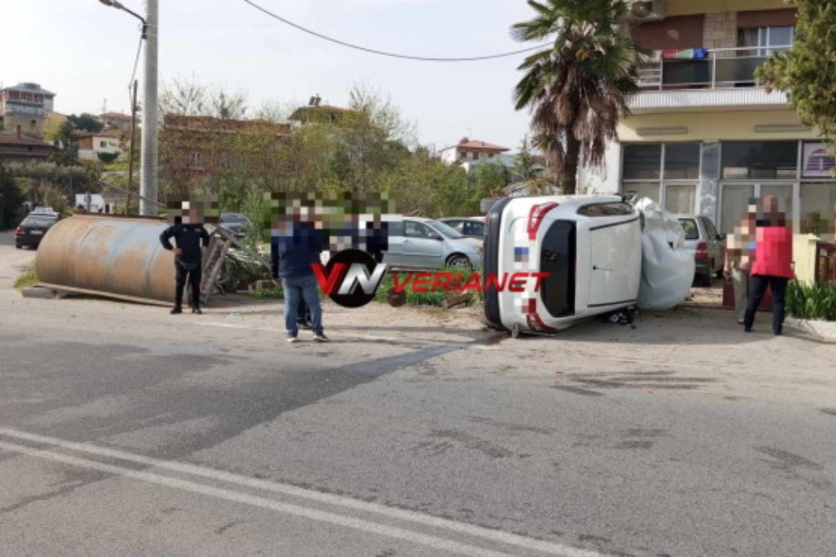 Βέροια: ΙΧ έπεσε σε στάση λεοφωρείου