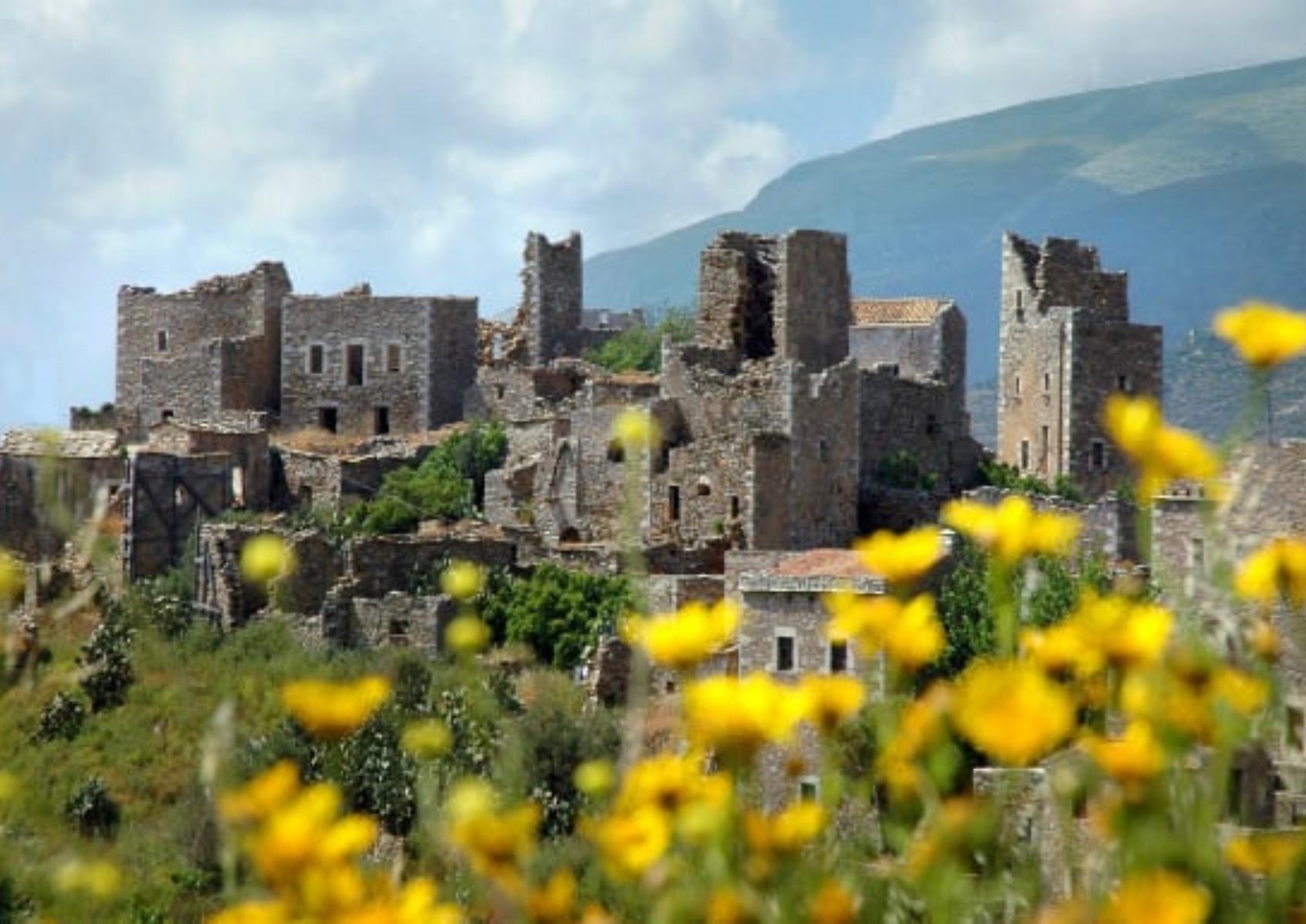 Πάσχα στην επιβλητική Μάνη: Έθιμα και παραδόσεις που ζωντανεύουν σε μια μοναδική εμπειρία που πρέπει να ζήσεις