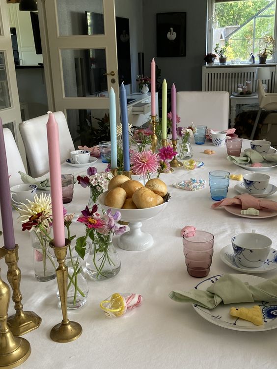 λουλούδια-στο-πασχαλινό τραπέζι-με-χρωματιστά-κεριά-ιδέες-