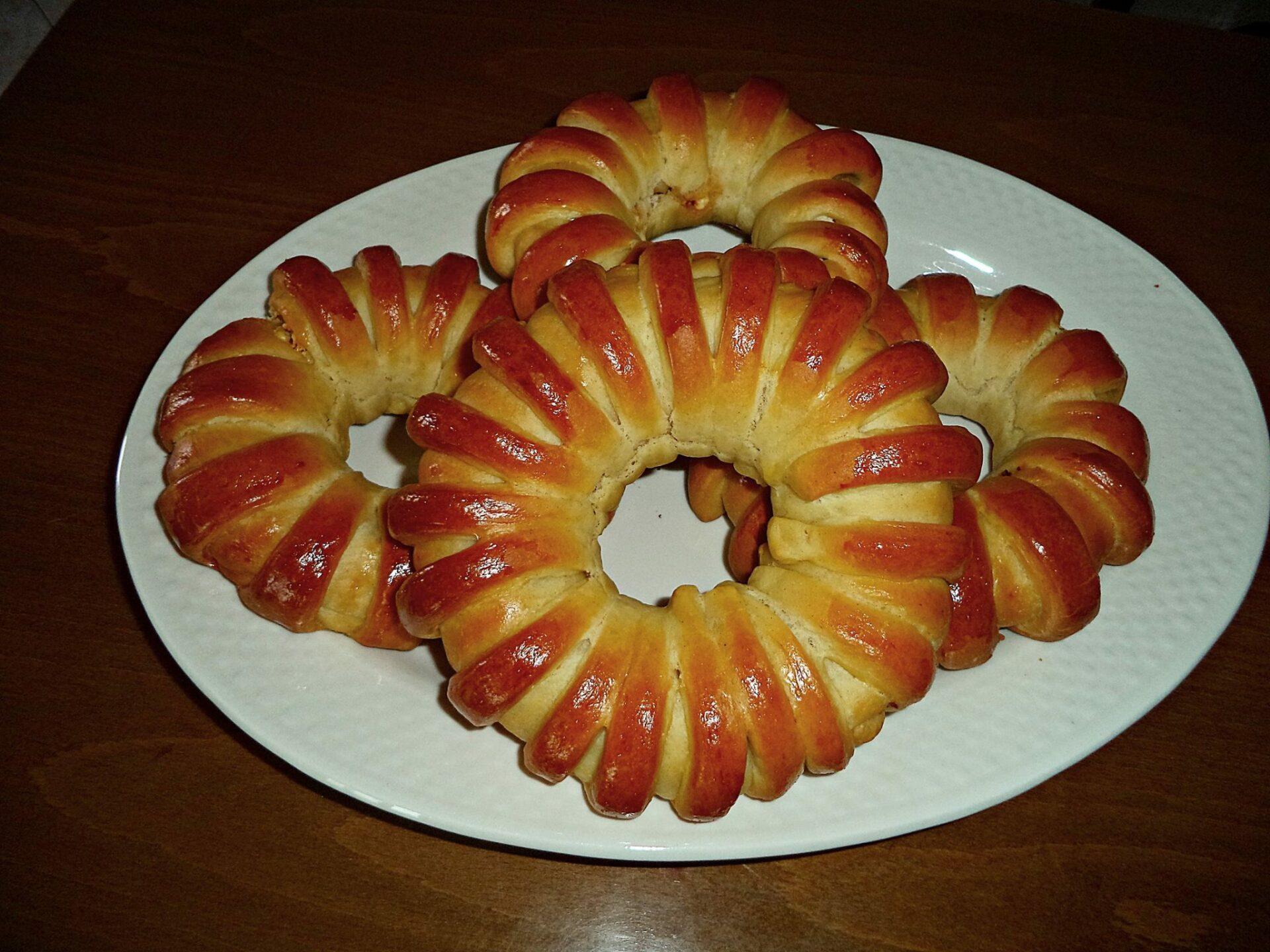 γεμιστά-κουλούρια-με-φέτα-και-λουκάνικο-συνταγή- γεμιστά-κουλούρια-με-φέτα-και-λουκάνικο-συνταγή-