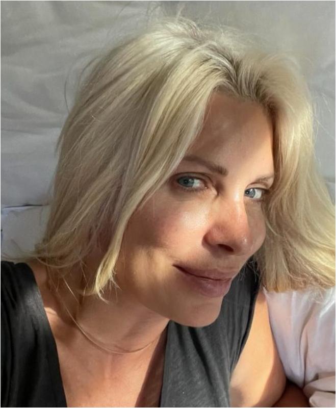 Ελένη Μενεγάκη: Η Η selfie στο κρεβάτι της χωρίς ίχνος μακιγιάζ