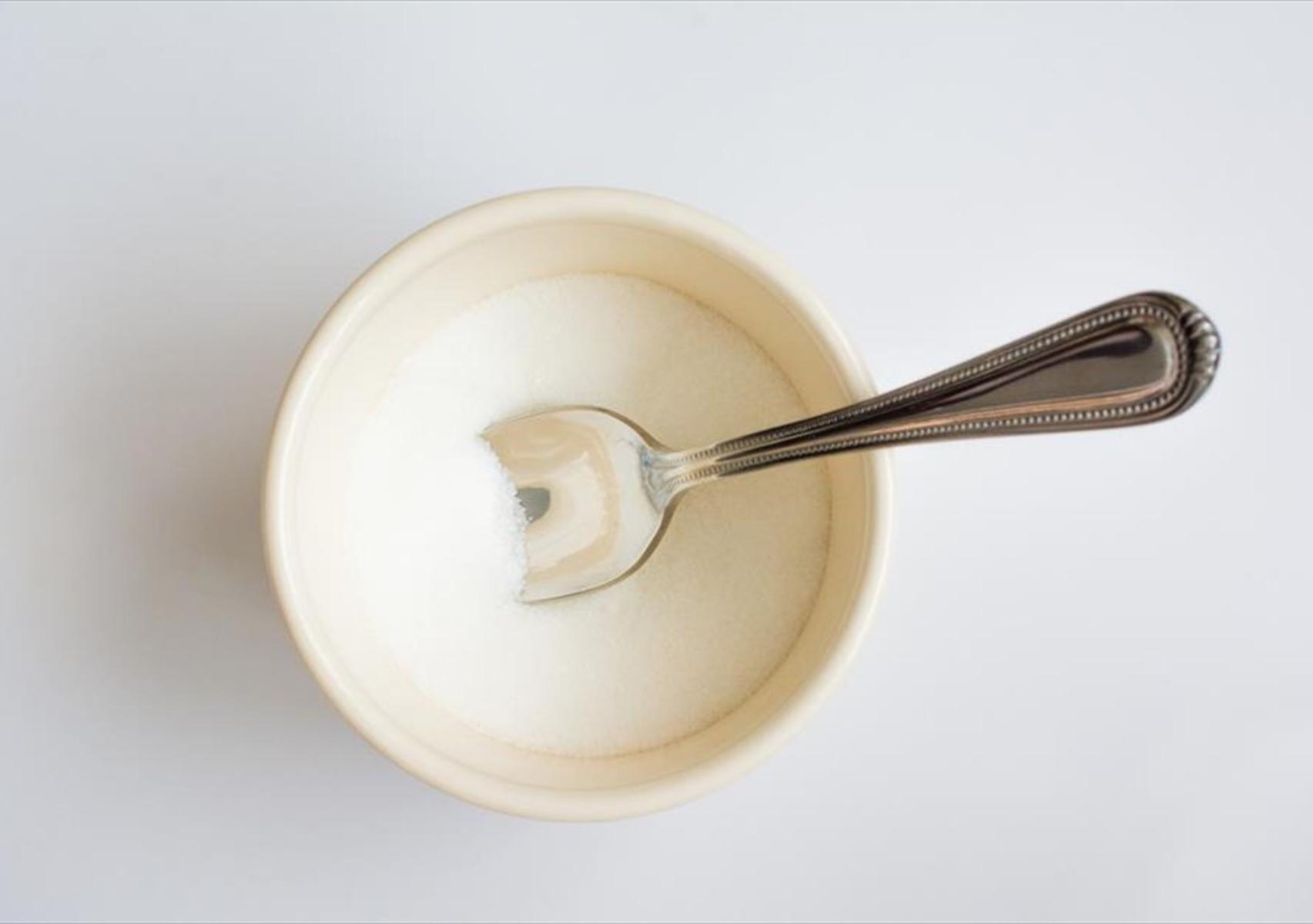 Λαδιές και δύσκολοι λεκέδες στα ρούχα: Το μυστικό της γιαγιάς με την ζάχαρη που θα τα κάνει πεντακάθαρα εύκολα και γρήγορα