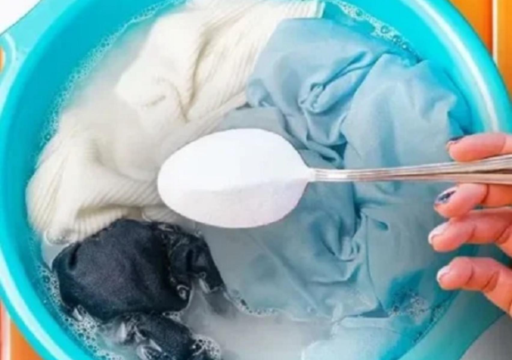 Λαδιές και δύσκολοι λεκέδες στα ρούχα: Το μυστικό της γιαγιάς με την ζάχαρη που θα τα κάνει πεντακάθαρα εύκολα και γρήγορα