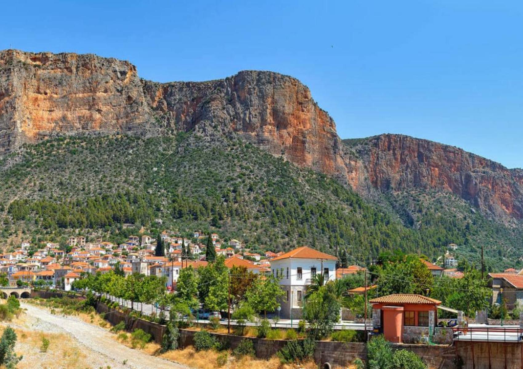 Πάσχα στο Λεωνίδιο Αρκαδίας: Ένα παραμυθένιο σκηνικό με τα φαντασμαγορικά φλεγόμενα αερόστατα