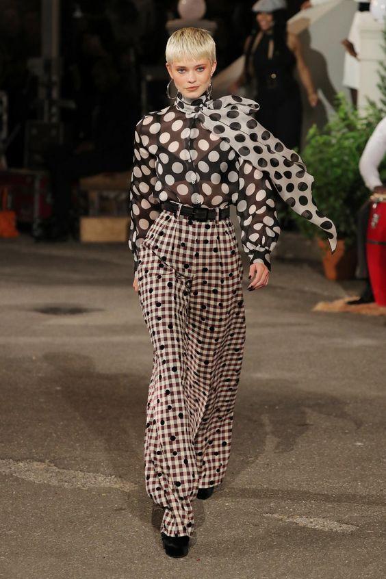 transparent-τοπ-πουά-με-καρό παντελόνι-ιδέες- transparent-τοπ-πουά-με-καρό παντελόνι-ιδέες-