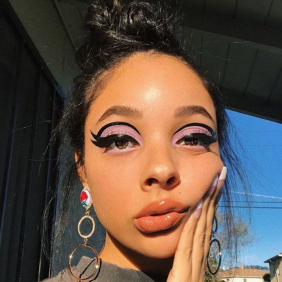 eye liner-τάσεις-Άνοιξη-Καλοκαίρι-2024-μακιγιάζ-ιδέες- eye liner-τάσεις-Άνοιξη-Καλοκαίρι-2024-μακιγιάζ-ιδέες-