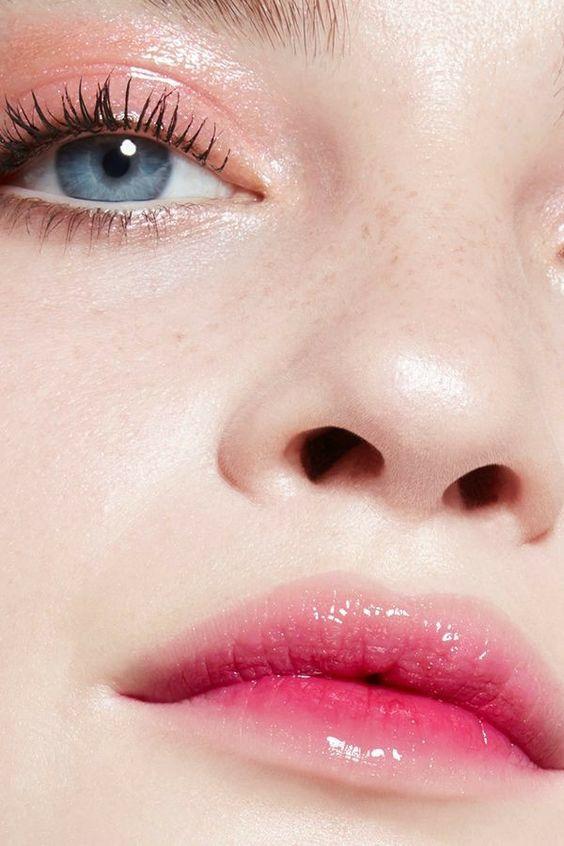 ξεβαμμένα χείλη-τάσεις-Άνοιξη-Καλοκαίρι-2024-μακιγιάζ-ιδέες- ξεβαμμένα χείλη-τάσεις-Άνοιξη-Καλοκαίρι-2024-μακιγιάζ-ιδέες-