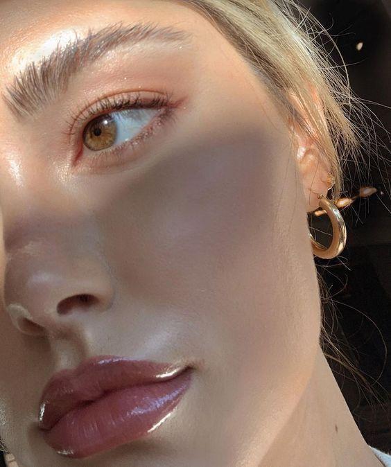 lip gloss-τάσεις-Άνοιξη-Καλοκαίρι-2024-μακιγιάζ-ιδέες- lip gloss-τάσεις-Άνοιξη-Καλοκαίρι-2024-μακιγιάζ-ιδέες-