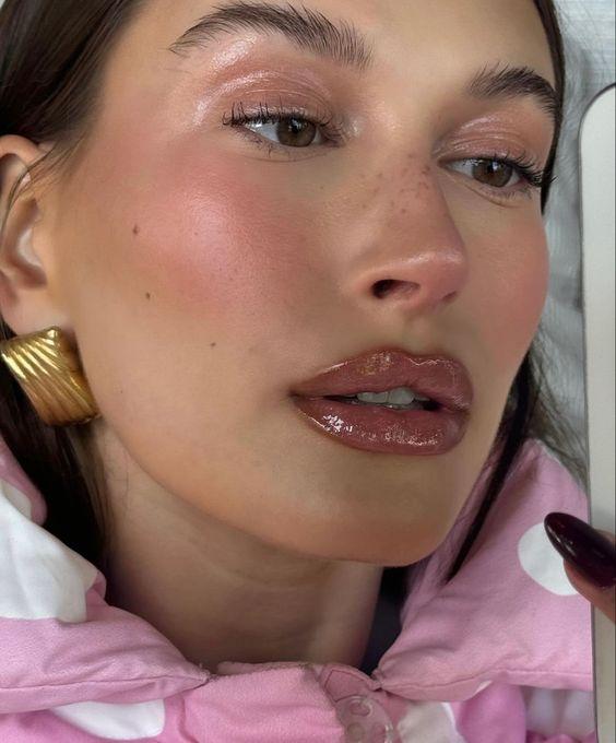 lip gloss-τάσεις-Άνοιξη-Καλοκαίρι-2024-μακιγιάζ-ιδέες- lip gloss-τάσεις-Άνοιξη-Καλοκαίρι-2024-μακιγιάζ-ιδέες-