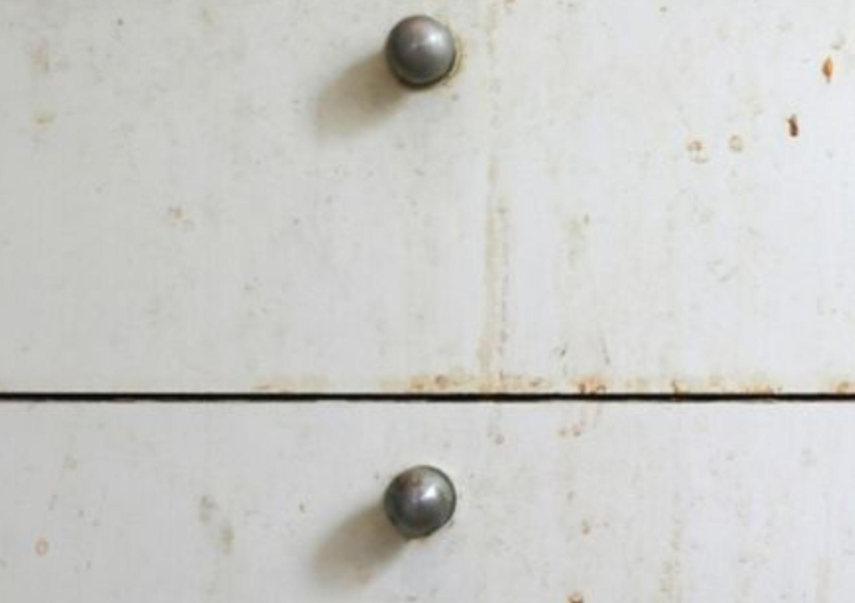 Λακαριστά ντουλάπια κουζίνας: Καθαρίστε τα από λίπη, σκόνη και δαχτυλιές