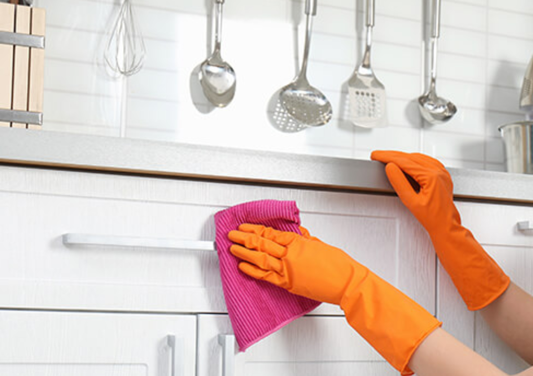 Λακαριστά ντουλάπια κουζίνας: Καθαρίστε τα από λίπη, σκόνη και δαχτυλιές