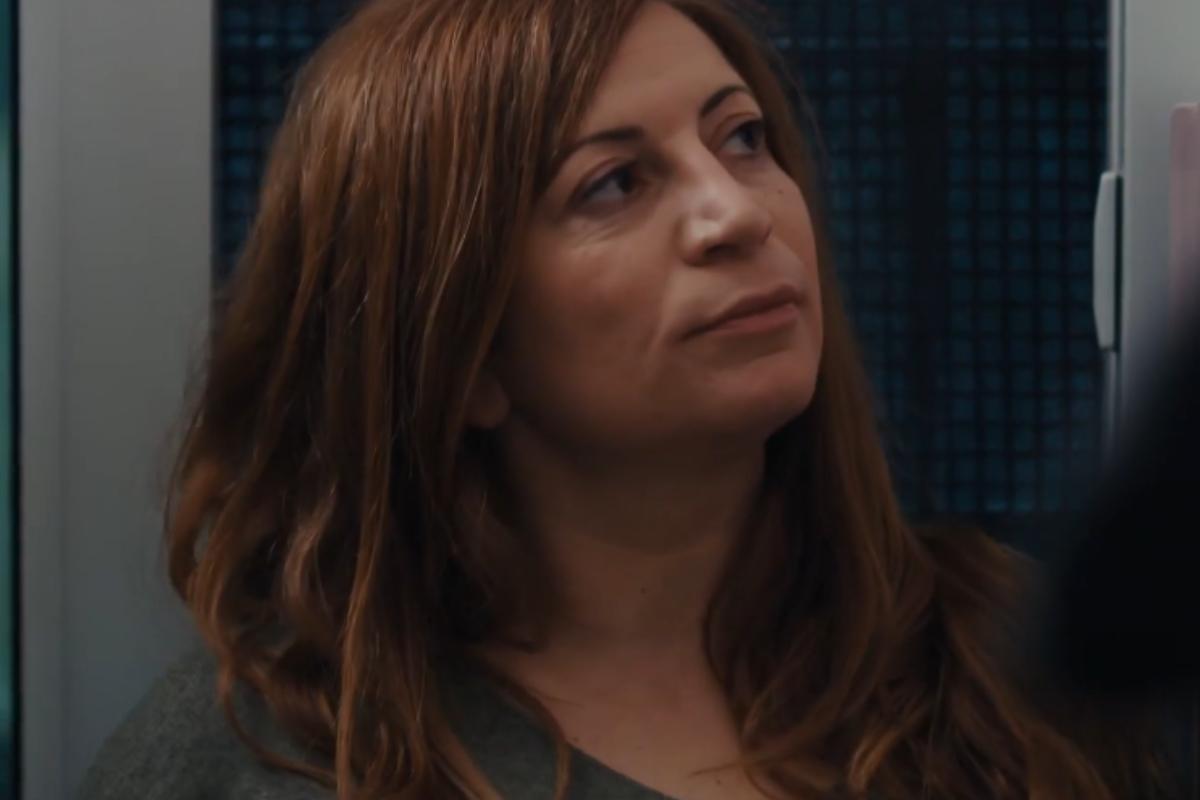 Η Γη της Ελιάς: Η Κούλα βάζει στο χέρι τον Δημοσθένη