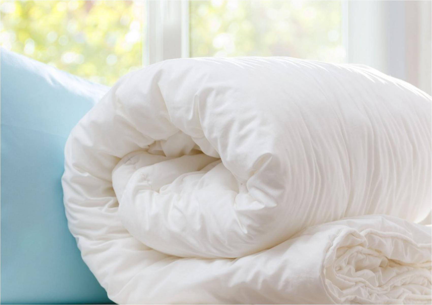 Συσσωρευμένη βρωμιά και σκόνη στο πάπλωμα σου: Πως να το πλύνεις ανάλογα με το υλικό του 