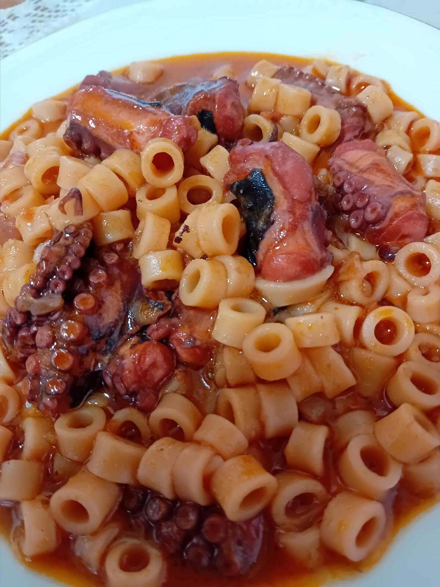 σκορδάτο-χταπόδι-με-κοφτό μακαρονάκι-συνταγή- σκορδάτο-χταπόδι-με-κοφτό μακαρονάκι-συνταγή-