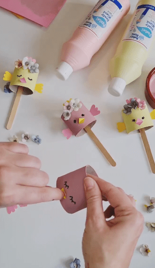 πασχαλινή-κατασκευή-κοτοπουλάκια-από-ρολό-από-χαρτί υγείας-