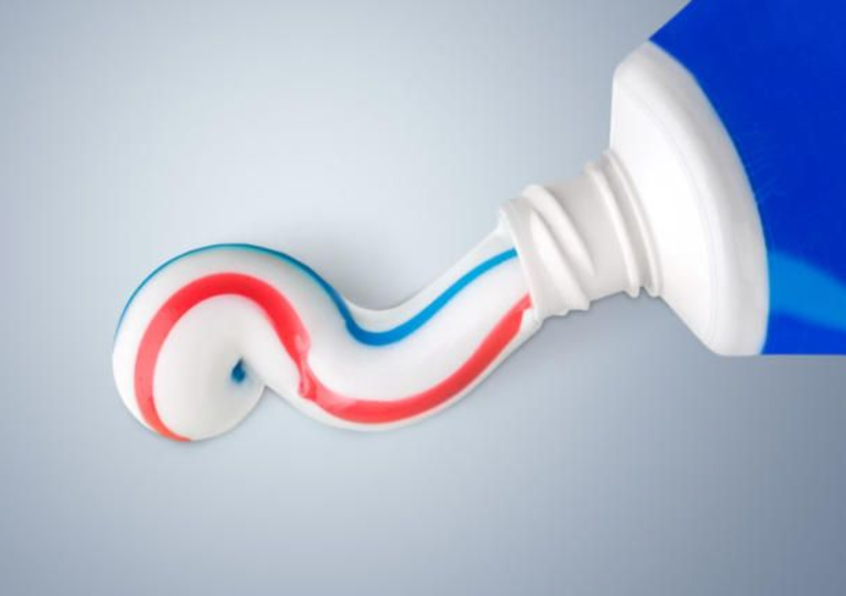 Οδοντόκρεμα και λεμόνι: Το ισχυρό σπιτικό καθαριστικό για κάθε βρωμιά και επιφάνεια