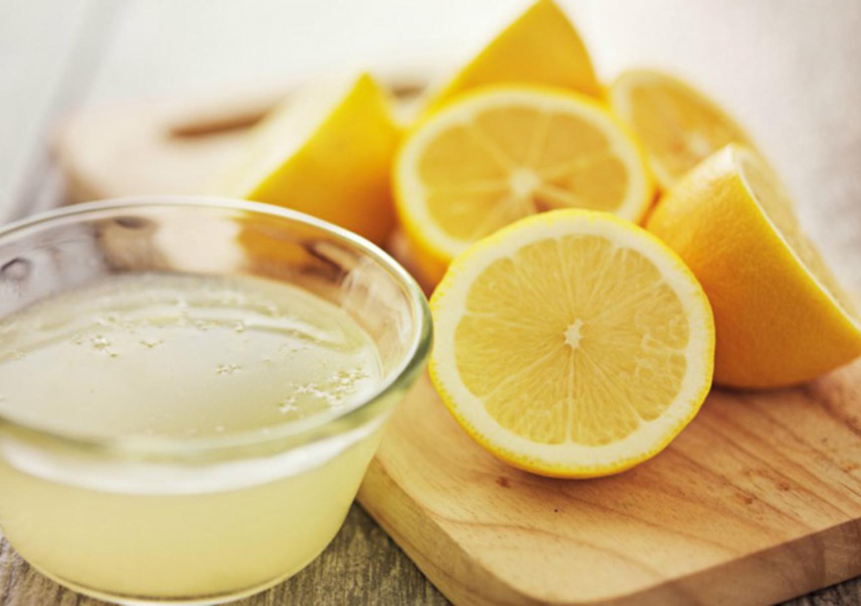 Οδοντόκρεμα και λεμόνι: Το ισχυρό σπιτικό καθαριστικό για κάθε βρωμιά και επιφάνεια