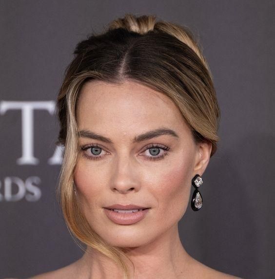 σικ-ψηλοί κότσοι-τάσεις-Άνοιξη-Καλοκαίρι 2024-στα-χτενίσματα-και-κουρέματα-ιδέες-