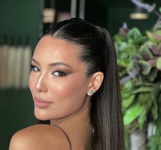 ίσια μαλλιά-τάσεις-Άνοιξη-Καλοκαίρι 2024-στα-χτενίσματα-και-κουρέματα-ιδέες-