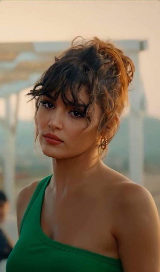 μπούκλες-τάσεις-Άνοιξη-Καλοκαίρι 2024-στα-χτενίσματα-και-κουρέματα-ιδέες-