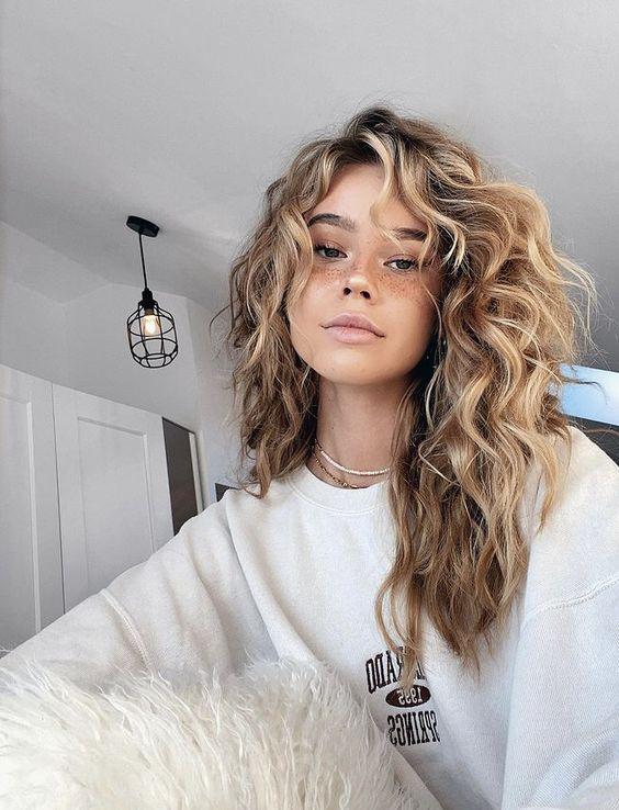 μπούκλες-τάσεις-Άνοιξη-Καλοκαίρι 2024-στα-χτενίσματα-και-κουρέματα-ιδέες-