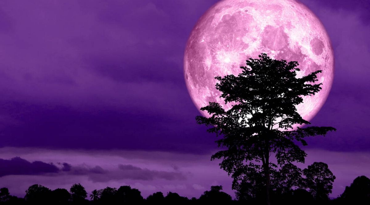 Πανσέληνος: Πότε έρχεται το “Ροζ Φεγγάρι” – Τι αναφέρουν οι λαϊκές παραδόσεις