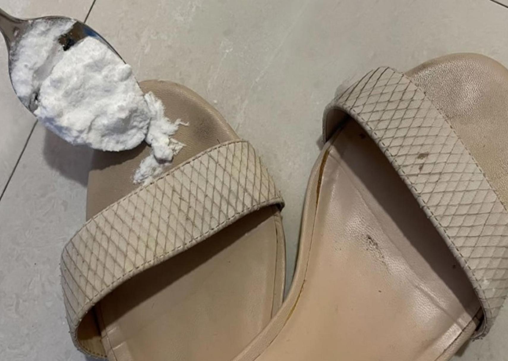 Δαχτυλιές, λάσπη και σημάδια από τα δάχτυλα των ποδιών στα πέδιλα: Πως να τα καθαρίσετε