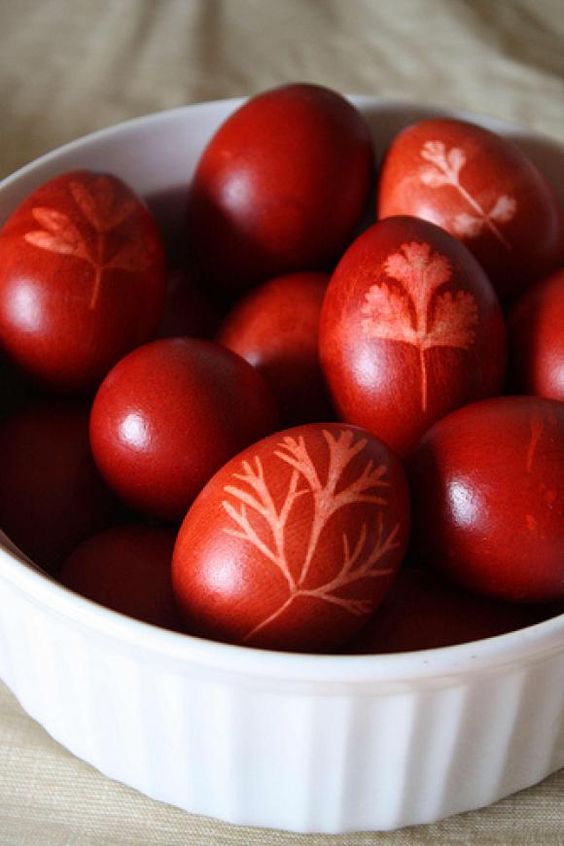 κόκκινα-αυγά-με-στάμπα-από-φυσικά υλικά-ιδέες-