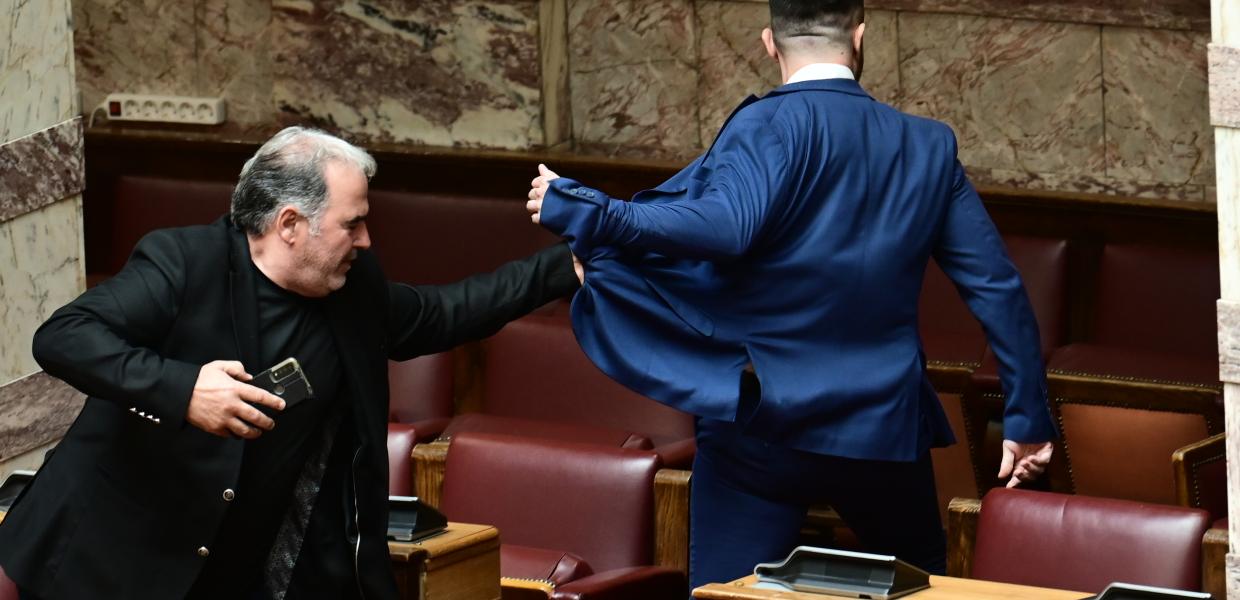 Πρώην βουλευτής των Σπαρτιατών, Φλώρος, γρονθοκόπησε βουλευτή της Ελληνικής Λύσης μέσα στη Βουλή